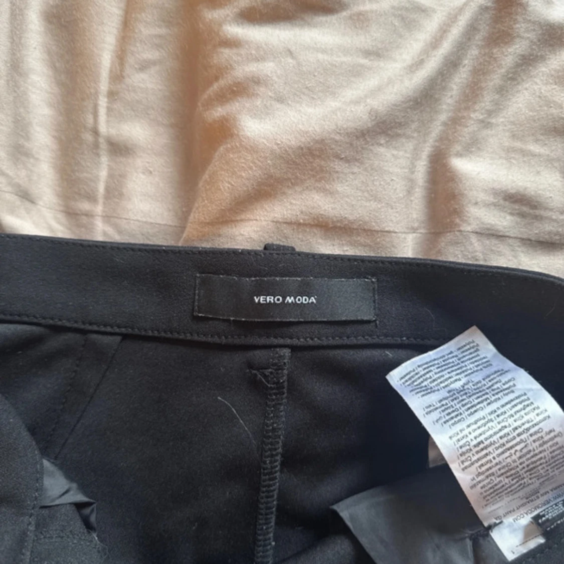 Svarta kostymbyxor från Vero Moda - 3