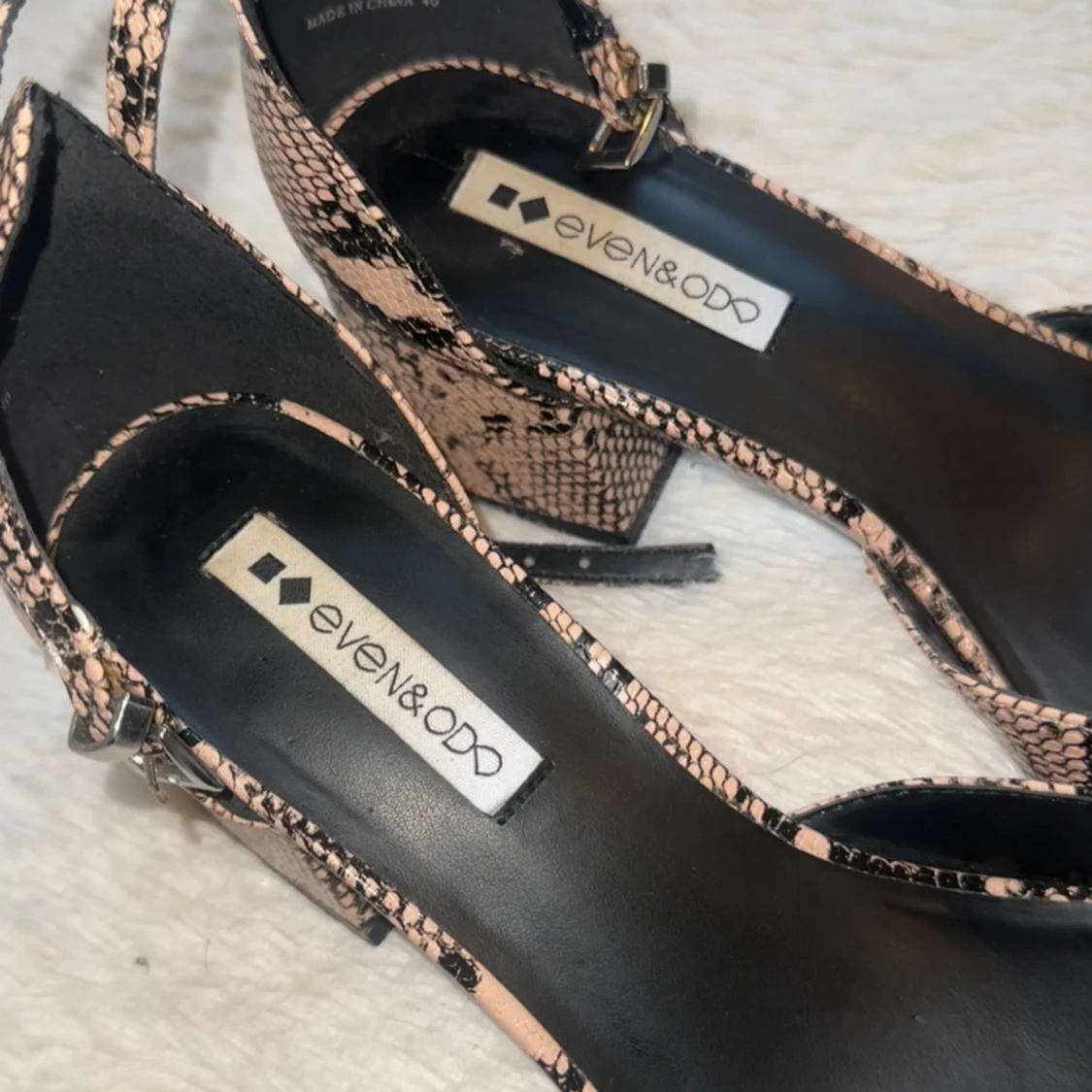 Beige pumps med ormmönster från Even&Odd - 2