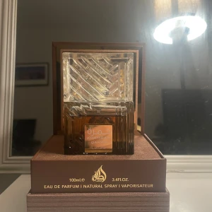 Khamrah Qahwa Eau de Parfum - Parfym från lataffs med mjuka noter av vanilj och lite kaffe som gör den riktigt bra i vinter skulle säga att det är runt 85ml kvar