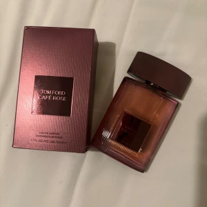 Tom Ford Café Rose 50ml - Tom Ford Café Rose Eau de Parfum i en snygg 50ml flaska. Perfekt för dig som vill sticka ut med en exklusiv och modern doft från ett ikoniskt varumärke. Helt oanvänd 