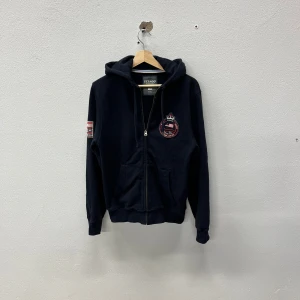 SEBAGO ZIP HOODIE  - Sebago zip hoodie| i storleken S | Den är väldigt sparsamt använda | Riktigt fet! | Har du några frågor eller funderingar så är det bara att höra av dig !