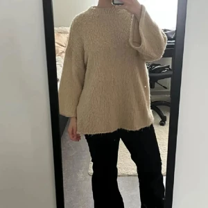 Oversized beige stickad tröja - snygg oversized stickad tröja i beige med breda armar och mohair utseende. Har även blivit custom sydd (förkortade ärmarna).  perfekt för hösten och vintern. Pris går att diskutera!
