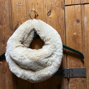 Beige fluffig väska i fuskpäls - Supermjuk och fluffig beige handväska i fuskpäls som är perfekt inför hösten 🤍