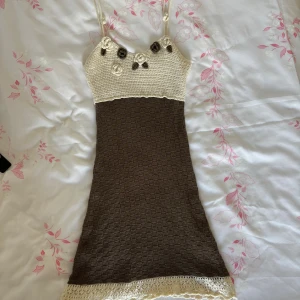 Stickad klänning  - Stickad mossgrön och vit klänning med stickade blommor 