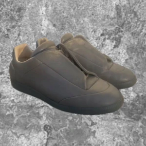 Maison Margiela future low - Förmodligen bland de enda äkta paren future lows i Sverige. Inga defekter nästan nyskick.  Äldre modell därmed ingen text på undersidan men de är självklart äkta. Gillar dem väldigt mycket men kan sälja till rätt pris🤝.