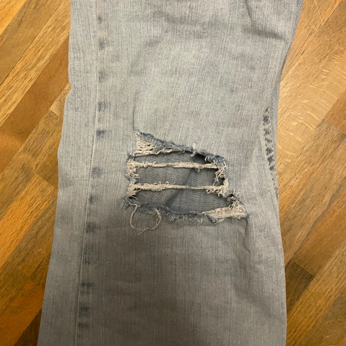 Ljusblå ripped jeans från Nelly - 2