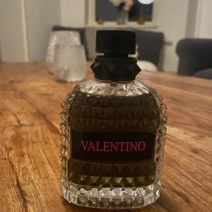 Valentino parfymflaska med cool design - Stilren parfym från Valentino med en unik flaska som sticker ut. Perfekt för dig som vill ha något extra på hyllan. Passar dig som gillar exklusiva detaljer och vill göra intryck.