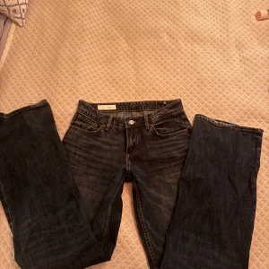 Lågmidjade vida jeans från Zara - Använda ca 4 gånger, som nya.