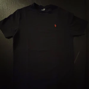 Svart Polo Ralph Lauren t shirt - I väldigt gott skick, vid fler frågor skicka gärna ett meddelande till mig!