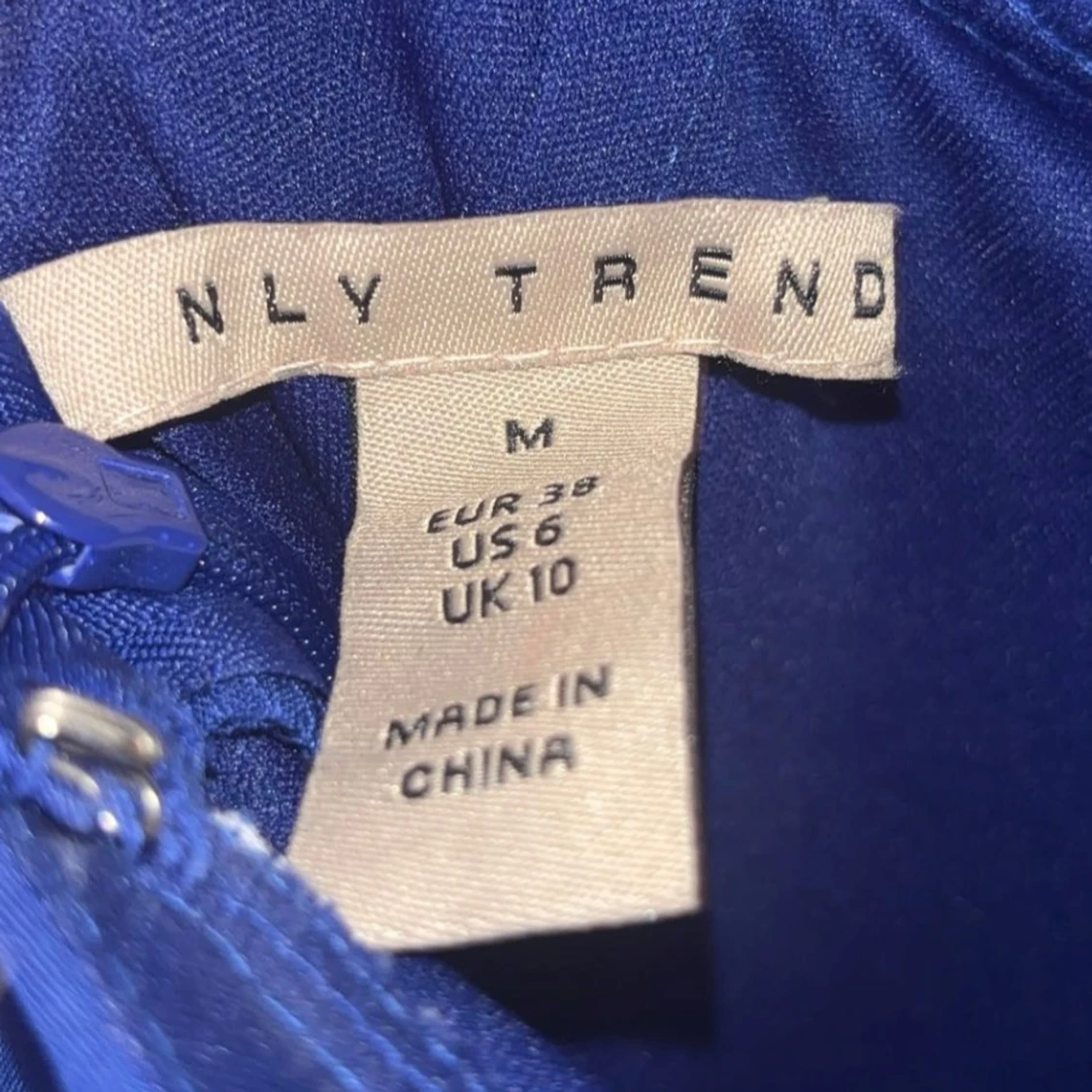 Blå långklänning från NLY Trend