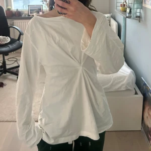 Långärmad tröja - Jättecool långärmad med en knutdetalj på framsidan! Vit🤍 Har en liten fläck längst ut på höger arm, se sista bild!💫