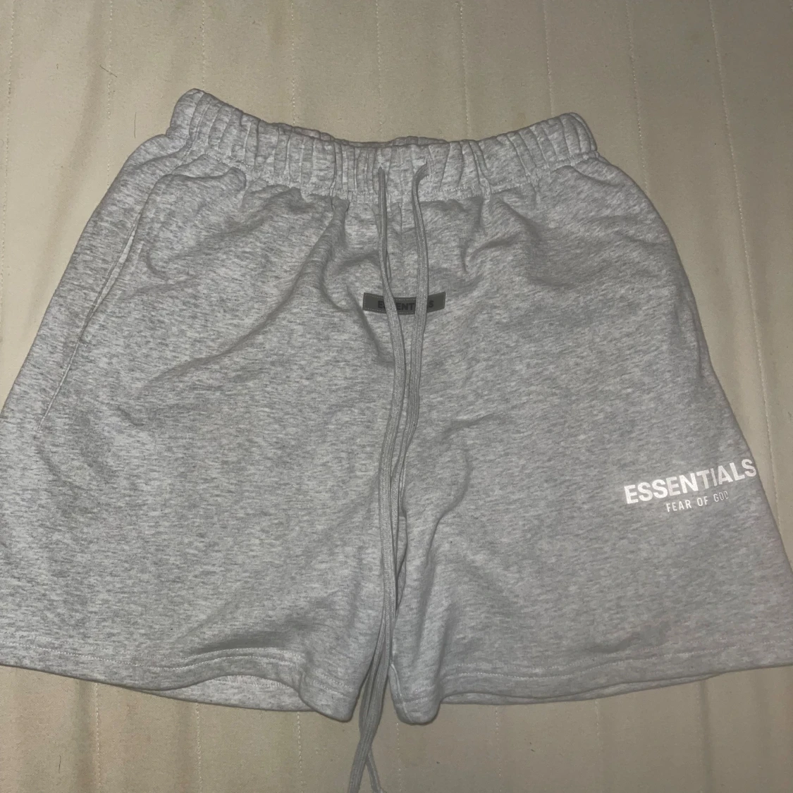 Grå Essentials Fear of God shorts - 1