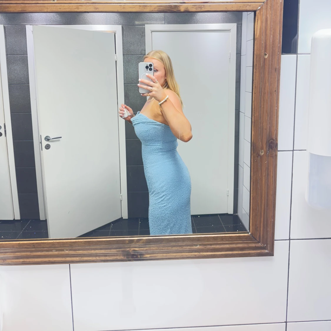 Ljusblå axelbandslös från oh polly - 2