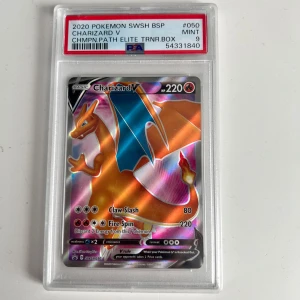 PSA Charizard V - Pokémon SWSH BSP #050 Upptäck den episka Charizard V-kortet från Champion's Path Elite Trainer Box! Perfekt för samlare och Pokémon-fans som vill ha ett mint-graderat kort med cool design och starka attacker. Ett måste för dig som älskar Pokémon och vill boosta din samling.