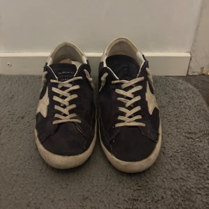 Golden goose skor - Säljer dessa eftertraktade golden goose skorna | färg mörkblå | storlek 43 | skick 8/10, inte så använda | box följer inte med eftersom att den blev skrotad av städare | hör av er vid frågor:)
