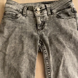 Grå jeans från Nelly - Gråa low waist bootcut stitch jeans från Nelly. Använda någon gång. Mycket bra skick.