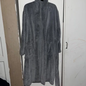 Mjuk grå fleecekofta med bälte S/M - Supermjuk och lång grå morgonrock med bälte i midjan och stora fickor framtill. Skriv gärna till mig vid frågor😃