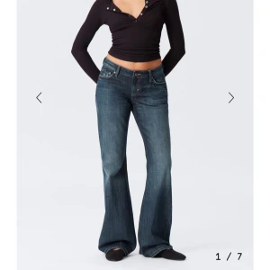 Lågmidjade Nova Ocean Blue Weekday jeans - Snygga blå Nova Weekday jeans med bootcut. I färgen Ocean Blue