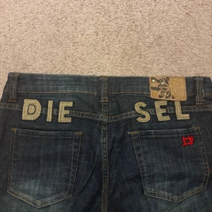 Diesel  jeans - Vintage jeans från Diesel med stora broderade bokstäver 'DIESEL' på bakfickorna. Klassisk femficksmodell med bootcut-ben. Jeansmaterial med cool tvätt och unika detaljer. Pris kan diskuteras 