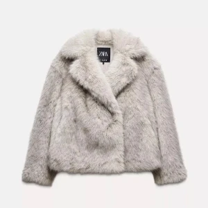 Beige pälsjacka från Zara - Fluffig och trendig beige pälsjacka från Zara. Jackan är använd och ena knappen har trillat av men den går fortfarande att stänga och ser bra ut ändå 🤍 därav lite lägre pris 