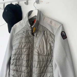 Parajumper hybrid jacka  - Köpte den för 4500 och vill sälja den för 1700 det är sista priset 