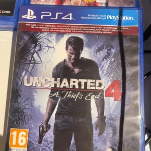 Uncharted 4: A Thief's End (PS4) - Uncharted 4: A Thief's End till PS4. Omslaget och fodralet är i fint skick. Spännande actionäventyr med Nathan Drake. PEGI 16. Perfekt för dig som gillar PlayStation-exklusiva spel.