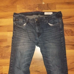 Mörkblå slim fit jeans från Levis - Snygga mörkblå jeans från Levis i slim fit-modell. Klassisk femficksdesign, diskreta slitningar och normal midja. Jeansen är tillverkade i mjukt denimtyg och passar perfekt till en avslappnad stil.