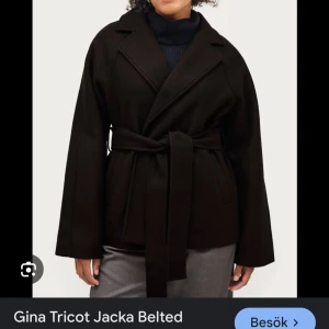 Svart kappa från Gina Tricot - Jätte snygg kappa, säljer då jag tycker den är förstor för mig. Kan även tänkas byta mot en XS. Köpt för 699