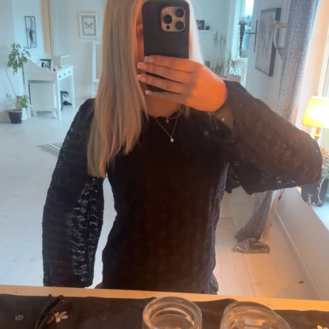 Svart spetsblus med lång ärm