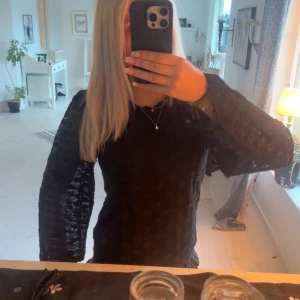 Svart spetsblus med lång ärm - Säljer en svart blus i spets med långärmade ärmar. Vet inte riktigt vart den är köpt men tror de är nå märke från veromoda? Superbra skick🩷skulle säga att den passar om man vanligtvis har xs/s eller M 