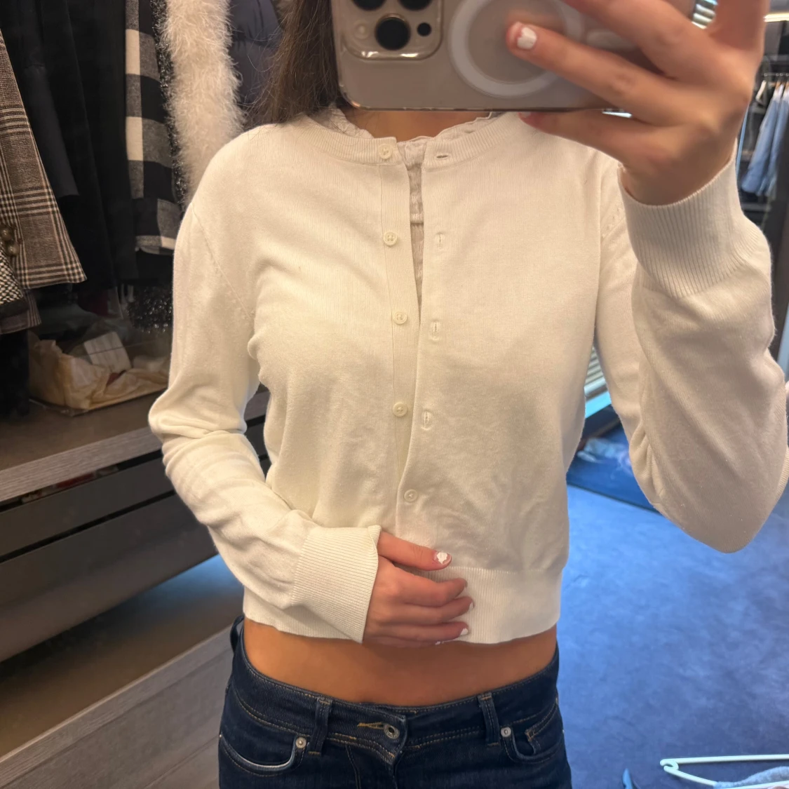 Vit croppad kofta med knappar