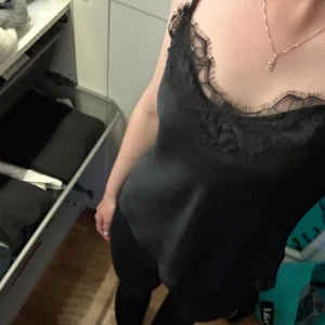 Satintopp med spets - Jättefin satintopp med spets! Perfekt för fest. Finns inte att köpa längre