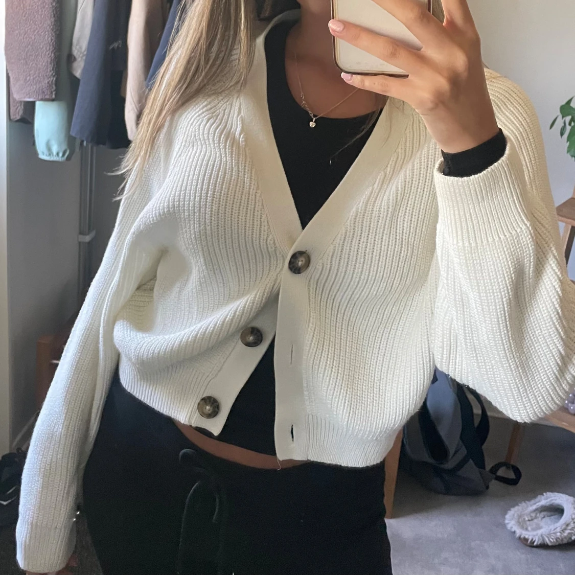 Vit stickad kofta med knappar