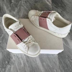 Valentino skor - Valentino Open - Skick: Använda fåtal gånger - Tillbehör: Valentino kort  - Nypris: 6000kr - TrendWardrobe