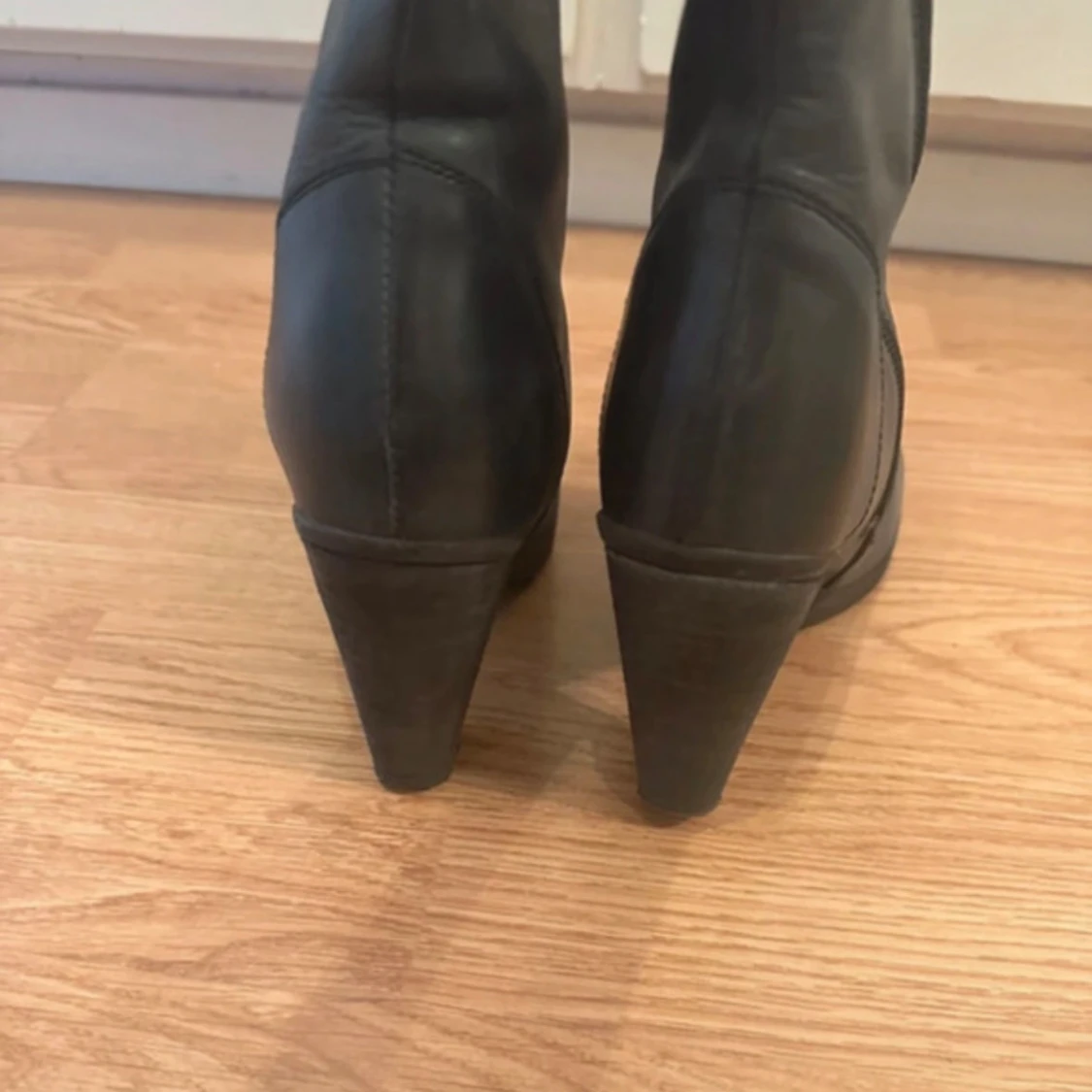 Svarta höga stövlar med klack - 2