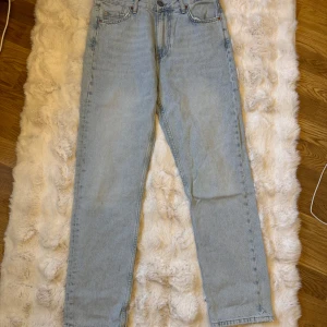 Ljusblå girlfriend jeans från JP - Säljer ett par ljusblå girlfriend jeans från JP i modellen Girlfriend N Justin. Jeansen har klassisk femficksdesign, raka ben och hög midja. Tillverkade i mjukt denimtyg som ger en avslappnad och snygg look.