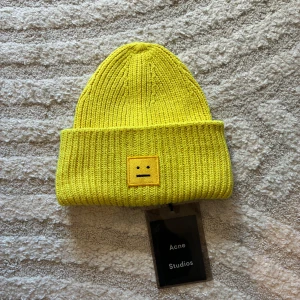 Gul stickad mössa från Acne Studios - Helt ny