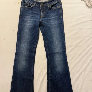 Bootcut jeans från Hunkydory blå - Supersnygga vintage lågmidjade jeans från Hunkydory. De är avklippta där nere så de passar mig som är ca 160 perfekt. Skriv privat för fler frågor, kan tänka mig att sänka priset vid snabb affär!💗.