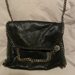 stella mccartney väska - Säljer min fina väska för den inte kommer till användning!💓lilla modellen! Oklart om den är äkta eller ej men ser väldigt äkta ut! 