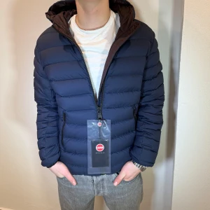 Blå pufferjacka från Colmar - HELT NY marinblå dunjacka från Colmar || storlek XS (46) || Nypris ca 5000kr || Mitt pris 2200kr || tveka inte på att höra av dig vid frågor 