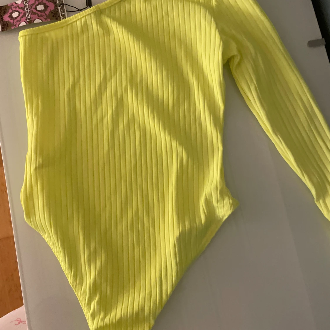 Gul ribbad one shoulder topp Boohoo - 2