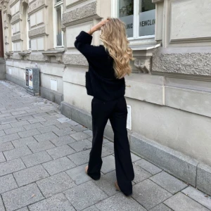 Svarta Alobha kostymbyxor - 🤩