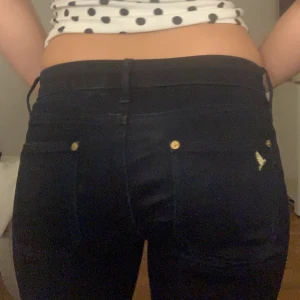 Marinblå/svarta Lågmidjade bootcut jeans - Säljer dessa pga att de är för långa för mig. Midjemått 38 cm och innerbenslängd 83 cm 💕 Jeansen har ett skönt material som även är lite stretchigt. Storleken uppskattas till S