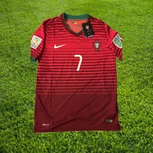 Ronaldo - Portugal VM 2014 - Nyskick/helt oanvänd Ronaldo tröja från världsmästerskapet i Brasilien 2014. Den ikoniska tröjan har till och med VM patches på ärmarna. Tveka inte att höra av dig för mer bilder och information!