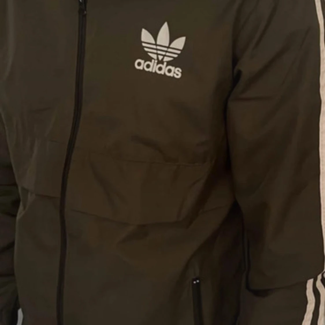 Svart vindjacka från Adidas med huva