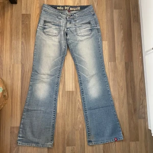 Blå bootcut jeans från Esprit - Snygga ljusblå bootcut jeans från Esprit med slitningar och coola detaljer på fickorna. Jeansen har klassisk femficksdesign, låg midja och är tillverkade i mjukt denimtyg. Perfekta för dig som gillar en avslappnad och trendig look.