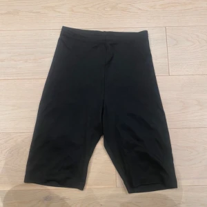 Svarta cykelshorts från Gina Tricot XS - Helt ny och oanvänd cykelbyxor i modellen ”jess highwaist biker pants”. Den är i ett tjock och ordentligt material. Denna modell säljs inte längre.  Vänligen läs min bio innan du gör ett köp; där hittar du bland annat information om leveransprocessen med mera 😊