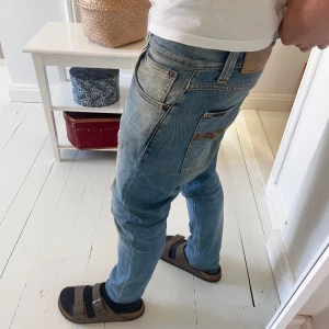 Nudie jeans  - Sköna Nudie jeans i storlek 32/32.  Modellen är 180,75 kg och måtten är A: 41 cm B: 106cm. Inga större defekter! Kom med frågor ✌️😊 litet hål i skrevet som ni ser. Annars är dom sjukt snygga! 