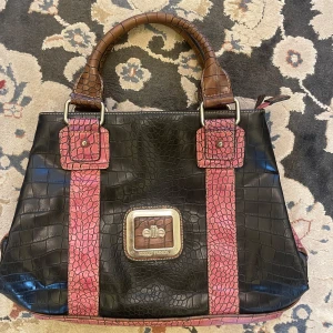 Fin handväska - Väskan har flera fickor som gör den väldigt praktisk👍Be för mått och mera bilder om intresserad!