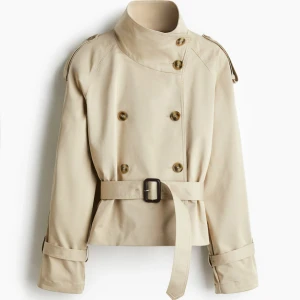 Trenchcoat  - Trendig fin beige trenchcoat från hm, slutsåld. Aldrig använd, strl L men passar S-M